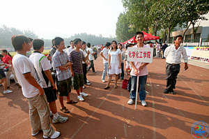 学长们不辞辛苦把爱心献给新同学